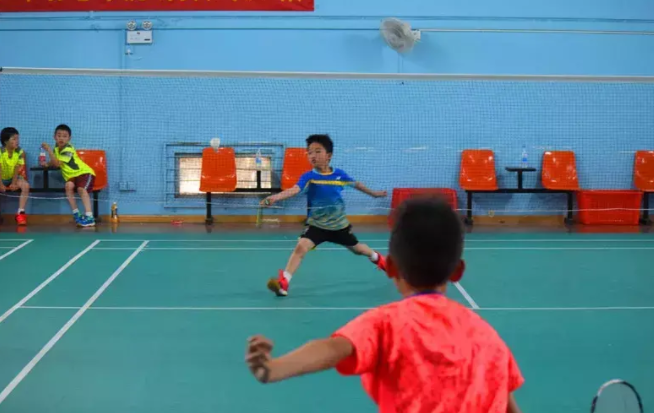 青少年打羽毛球的十大好处（越早越练，越提升气质）