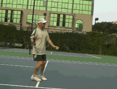 打网球的正确姿势是什么?(一个人怎么打网球？)